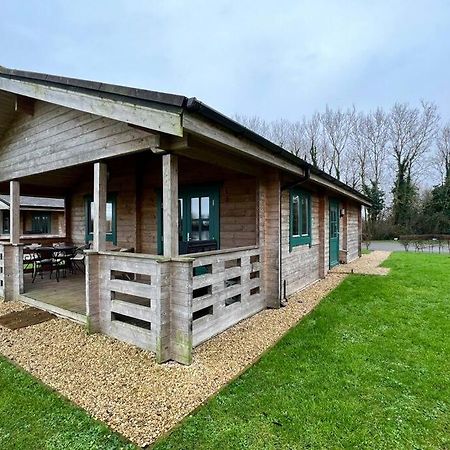 Lilly Lodge, Lake Pochard South Cerney Bagian luar foto