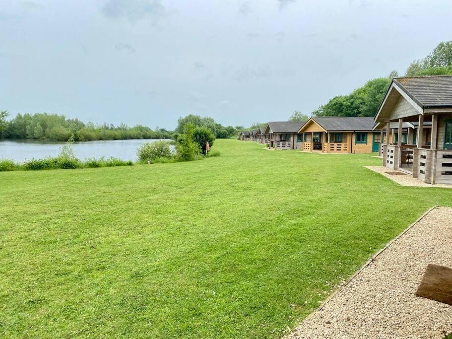 Lilly Lodge, Lake Pochard South Cerney Bagian luar foto