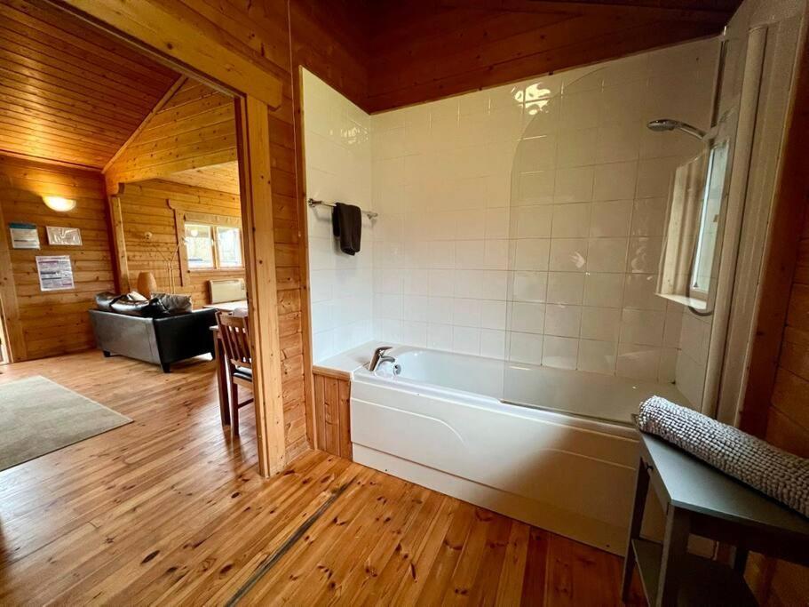 Lilly Lodge, Lake Pochard South Cerney Bagian luar foto