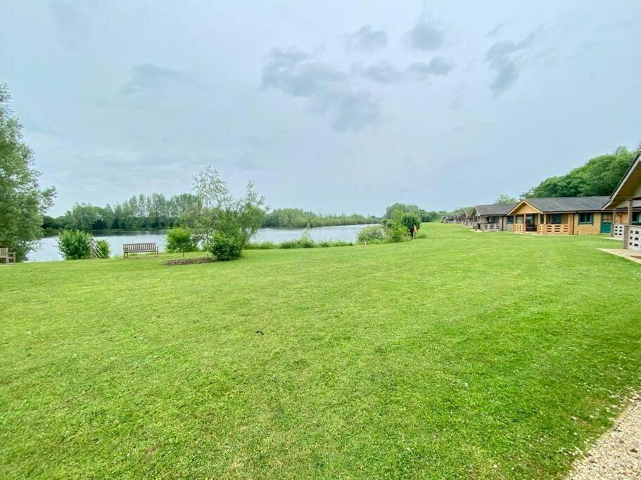 Lilly Lodge, Lake Pochard South Cerney Bagian luar foto