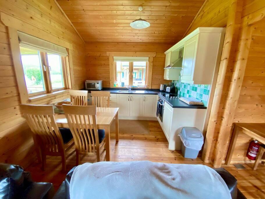 Lilly Lodge, Lake Pochard South Cerney Bagian luar foto