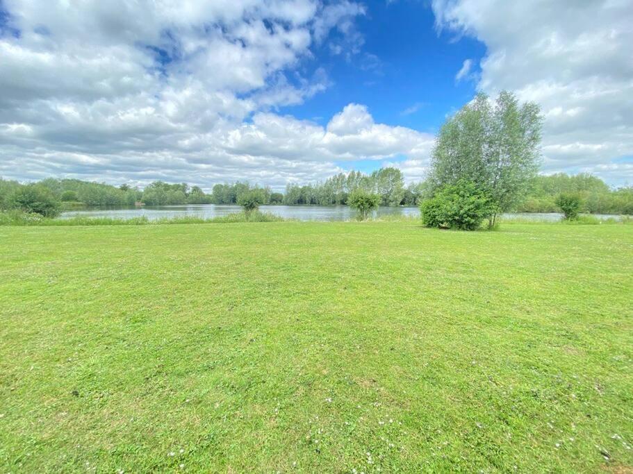Lilly Lodge, Lake Pochard South Cerney Bagian luar foto