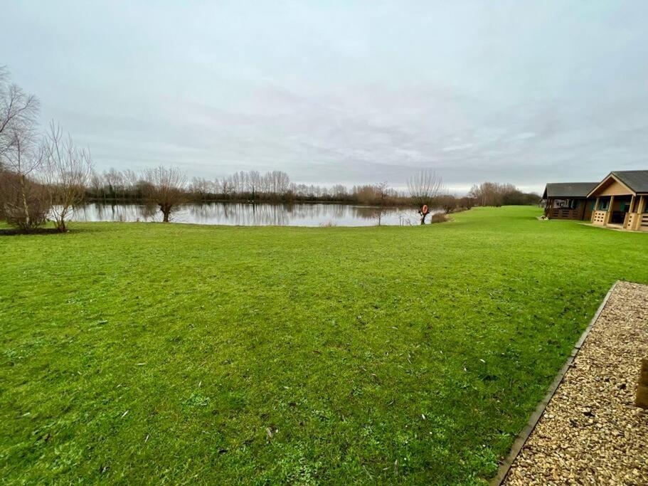 Lilly Lodge, Lake Pochard South Cerney Bagian luar foto
