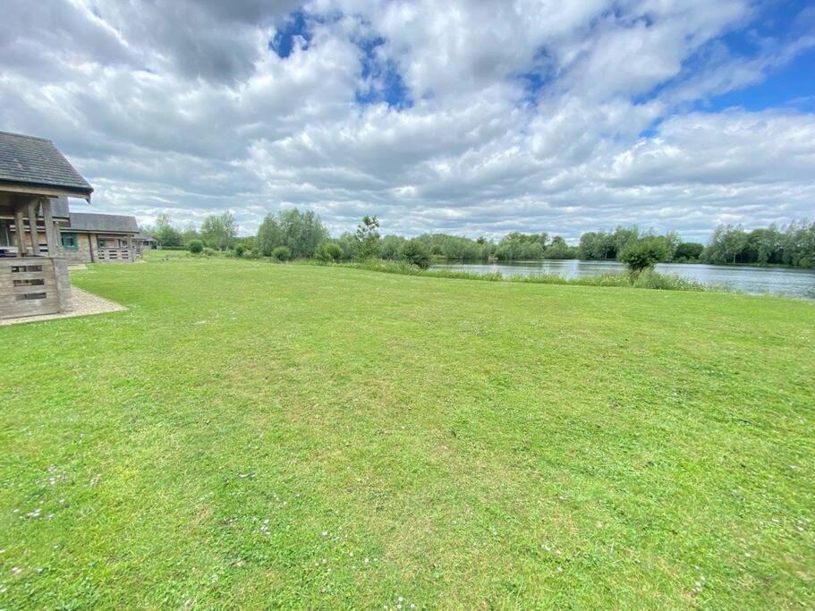 Lilly Lodge, Lake Pochard South Cerney Bagian luar foto
